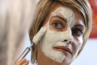 Maske gleichmässig aufs Gesicht auftragen. Augenpartie und Mund aussparen.