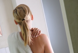 Verspannte Schultern: Da tut eine Selbstmassage gut.