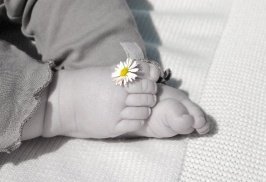Sich selber die Füsse massieren, das machen Babys intuitiv.